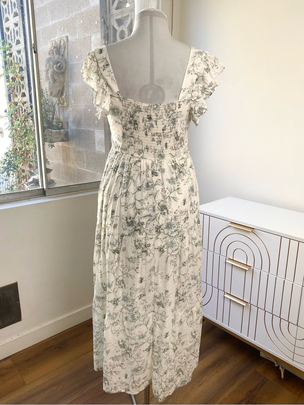 August Sky NWOT Floral Bow Front Flutter Sleeve Midi Dress in Ivory and Sage, L - Picture 5 of 9